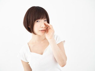 Fototapeta premium 白い背景で片手で内緒話しをする女性