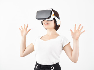白い背景でVRヘッドマウントディスプレイをつけて驚く女性