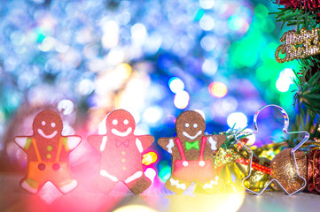 Cute gingerbread man with christmas tree and blurry sparkle background, close up, bokeh, text space(copy space)