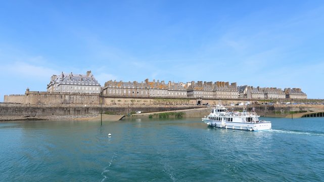 Vue sur les remparts de Saint-Malo, avec un bateau s&rsquo;appr&ecirc;tant &agrave; accoster (France)