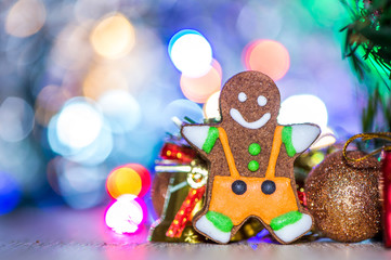 Cute gingerbread man with christmas tree and blurry sparkle background, close up, bokeh, text space(copy space)