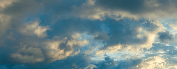 Obraz premium cloudy blue sky background panorama