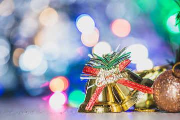 Cute gingerbread man with christmas tree and blurry sparkle background, close up, bokeh, text space(copy space)