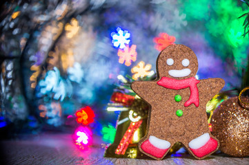 Cute gingerbread man with christmas tree and blurry sparkle background, close up, bokeh, text space(copy space)