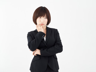 白い背景で不安の表情を見せる女性OL
