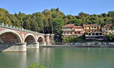 panorama del fiume Po a Torino, attraverso il parco del Valentino - 228692028