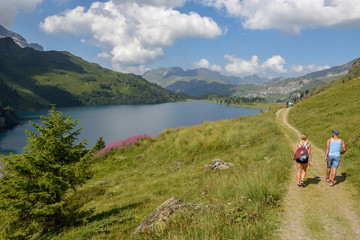 Fototapeta na wymiar People hiking at lake Engstlensee on the Swiss alps