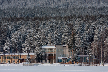 Fototapeta na wymiar recreation center on the shores of the purest mountain lake. hotel in the wild in the fresh air. rest and recovery in a luxury pension. winter tourism and rest in a sanatorium.