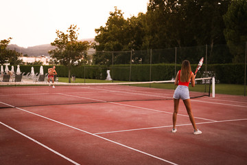 Obraz premium Couple playing tennis at the court