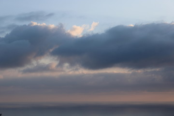 Naklejka na ściany i meble Crepuscolo colorato con nuvola cumuliforme e mare