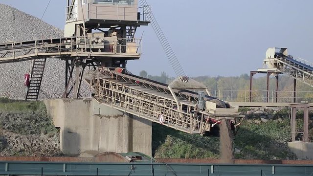 Binnenschiff wird am Rhein mit Sand beladen