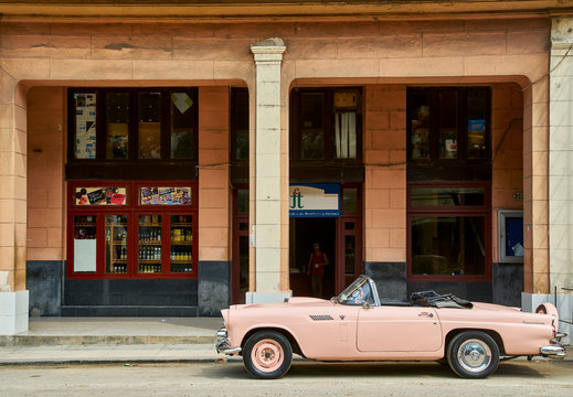 Coche antiguo en calle de La Habana
