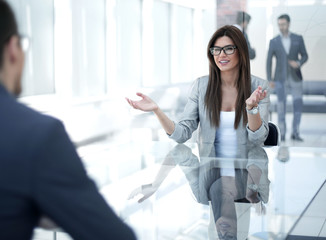 Obraz premium business woman discusses with the client the terms of the contract