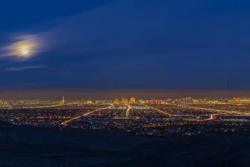 Keuken foto achterwand Las Vegas Las Vegas Nevada full moon early evening cityscape skyline.  