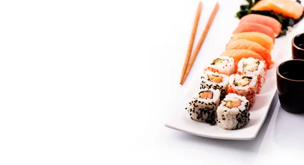 Selbstklebende Fototapeten Sushi-Set isoliert über weiß © hitdelight