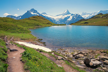 Wanderweg am Bachalpsee, Blick zu schneebedeckten Gipfeln Schweizer Alpen