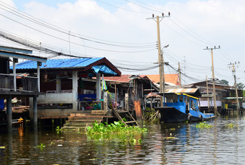 Fototapeta na wymiar bangkok thailande rivière maison sur pilotis