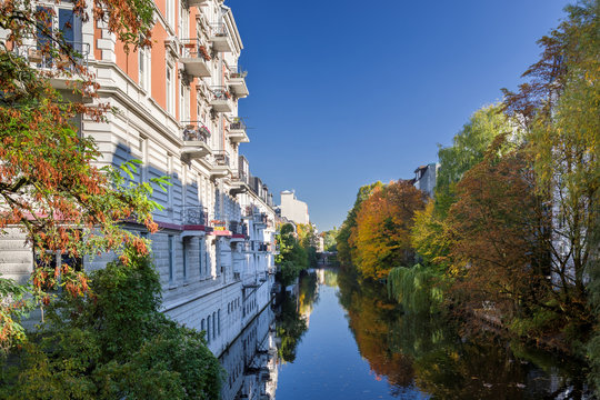 Herbst am Isekanal in Hamburg Eppendorf entzerrt