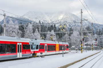 Regionalzug in verschneitem Bahnhof