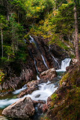 cascadas, saltos de agua y rios en otoño