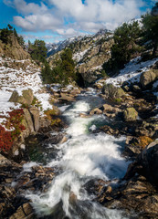 Obraz premium cascadas, saltos de agua y rios en otoño