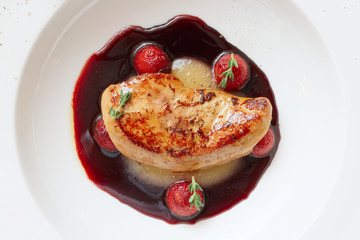 Fried foie gras with port sauce © Kondor83
