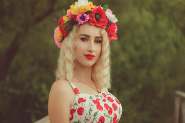 Naklejka premium beautiful girl with a wreath on her head
