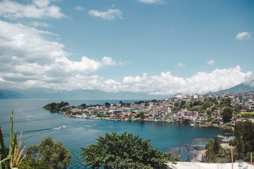 Fototapeta premium Taksówka wodna zatrzymuje się w nadmorskim miasteczku turystycznym San Pedro La Laguna, znanym jako cel imprez nad jeziorem Atitlán w Gwatemali