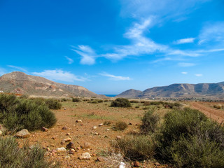 karge hügelige Landschaft bei MTB-Tour zum Strand El Playazo, Cabo de Gata, Andalusien, Spanien, Umgebung von Almeria