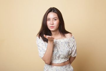 Obraz premium Beautiful young Asian woman blow a kiss.