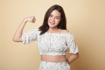 Obraz premium Beautiful young Asian woman flex bicep.