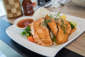 Gebratenes Lachs Filet mit Dill, asiatischer Süß Sauer Soße, Reis und Gemüse in Thai Restaurant