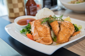 Gebratenes Lachs Filet mit Dill, asiatischer Süß Sauer Soße, Reis und Gemüse in Thai Restaurant