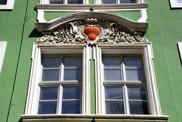 Wundervoll sanierte Fassade mit prunkvollem Relief über den Fenstern in der Altstadt von Bautzen