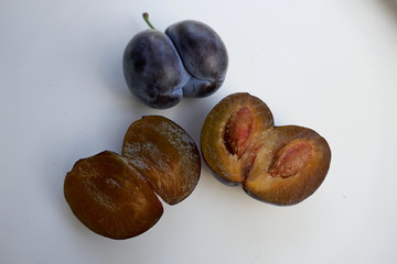 Zwei herzförmige Pflaumenpaare, siamesische Zwillinge, Prunus domestica