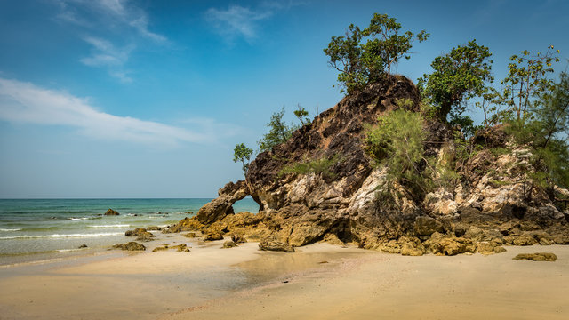Bizarre Felsformation am Strand