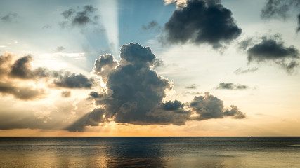 Wolken schieben sich vor die Sonne über dem Meer