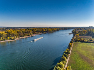 Luftbild Tanker auf dem Rhein