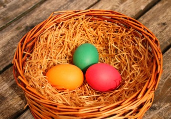 osterkorb bunte eier