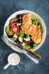 Grilled chicken breast with fresh vegetable salad
