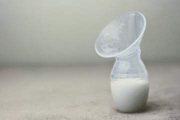 Manual Haakaa style hand breast pump for breast milk