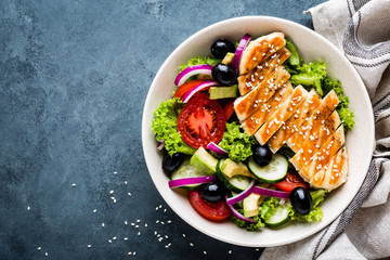 Grilled chicken breast with fresh vegetable salad