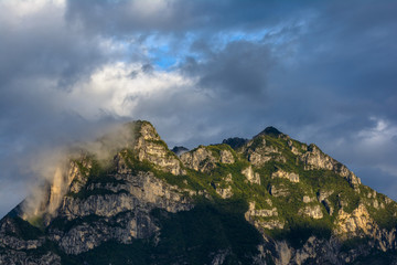 Berge im Morgenlicht mit Wolken am Gardasee