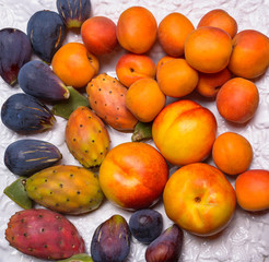 Südlicher Obstteller mit Feigen , Aprikosne und Pfirsichen