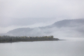 Mgłowa krajobrazowa mgła na jeziorze w ranku - Zimny jesieni zimy szary dzień w Alaska. - 228730415