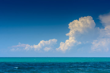 Türkis-blaues Mittelmeer mit Wolken