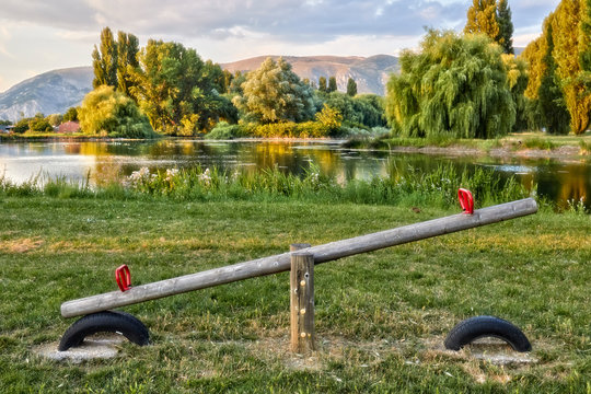 altalena sulle sponde del lago
