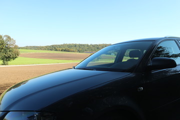 Autoschatten in einer Landschaft
