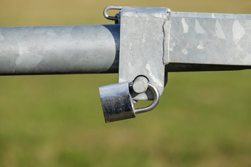 Zutritt verboten: Vorhängeschloss an einem Tor – Nahaufnahme