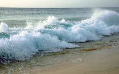 Vague en bord de mer, île de Sal, le Cap Vert, Afrique de l'ouest	